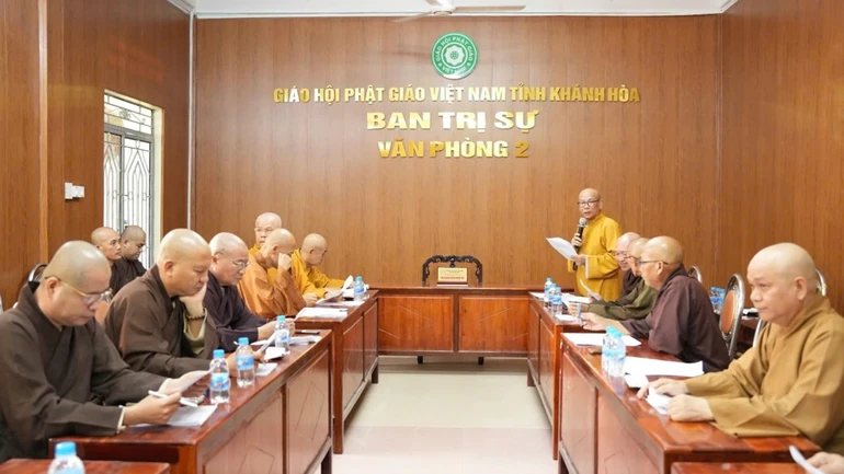 Thượng tọa Thích Hạnh Huệ chủ trì buổi họp