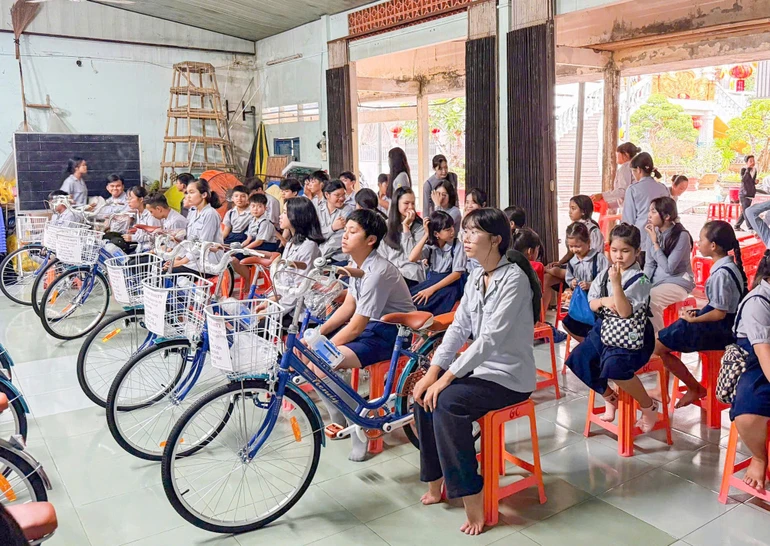 22 em đoàn sinh đang sinh hoạt tại các Gia đình Phật tử trên địa bàn tỉnh được tặng xe đạp