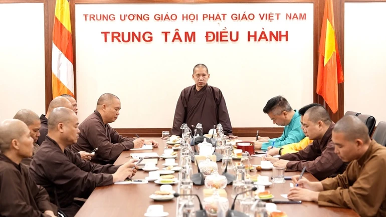 Thượng tọa Thích Thanh Tuấn chủ trì buổi họp thảo luận công tác tổ chức Đại lễ Phật đản, tại chùa Quán Sứ