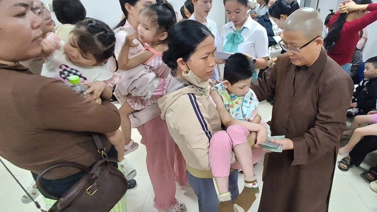 Ni sư Thích nữ Minh Hiền trao quà đến bệnh nhi