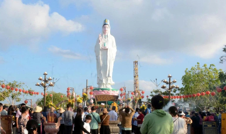 Người dân, Phật tử quanh vùng về đảnh lễ trong Lễ hội Quán Âm Nam Hải hàng năm