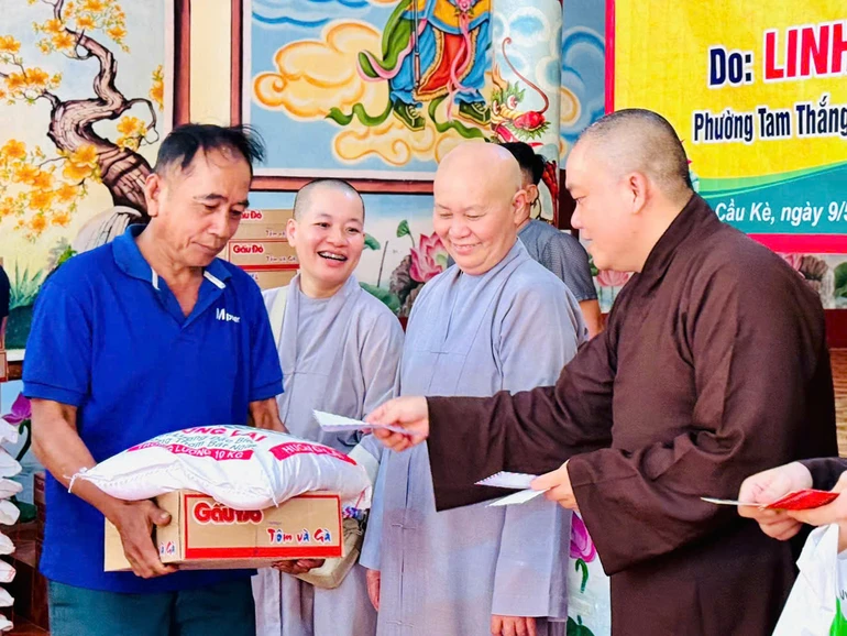 Đoàn trao quà đến những gia đình khó khăn người Khmer xã Cầu Kè, tỉnh Vĩnh Long