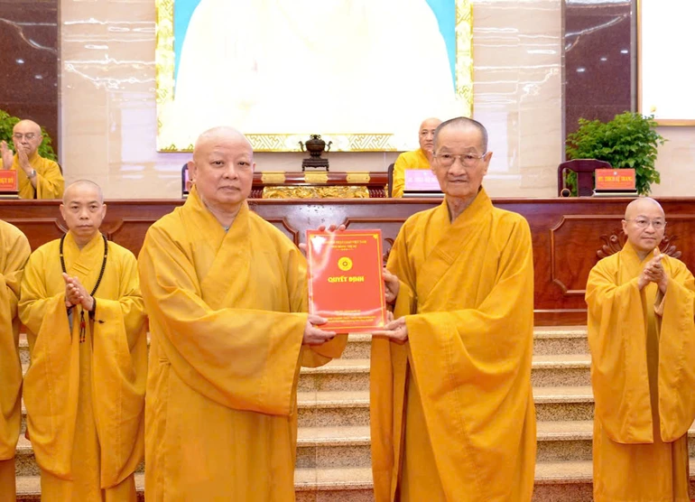 Trưởng lão Hòa thượng Thích Huệ Văn trao quyết định đến Hòa thượng Thích Lệ Trang, Trưởng ban Trị sự GHPGVN TP.HCM nhiệm kỳ 2026-2031 - Ảnh: Bảo Toàn/BGN