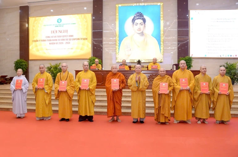 Thường trực Ban Tăng sự GHPGVN TP.HCM nhiệm kỳ 2026-2031 nhận quyết định và ra mắt tại hội nghị - Ảnh: Bảo Toàn/BGN