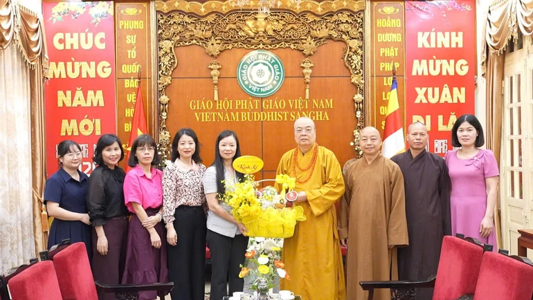 Đoàn Trung ương Hội Liên hiệp Phụ nữ VN tặng hoa chúc mừng Phật đản Phật lịch 2570