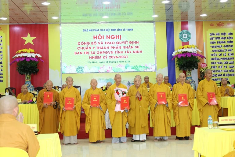 Trưởng lão Hòa thượng Thích Thiện Pháp trao quyết định đến chư tôn đức Chứng minh Ban Trị sự tỉnh