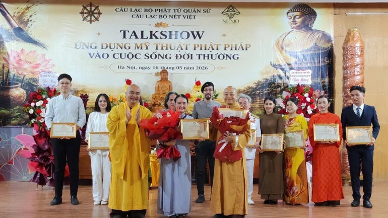 Ban tổ chức đón nhận Giấy chứng nhận của Hòa thượng Thích Thanh Điện trao tặng