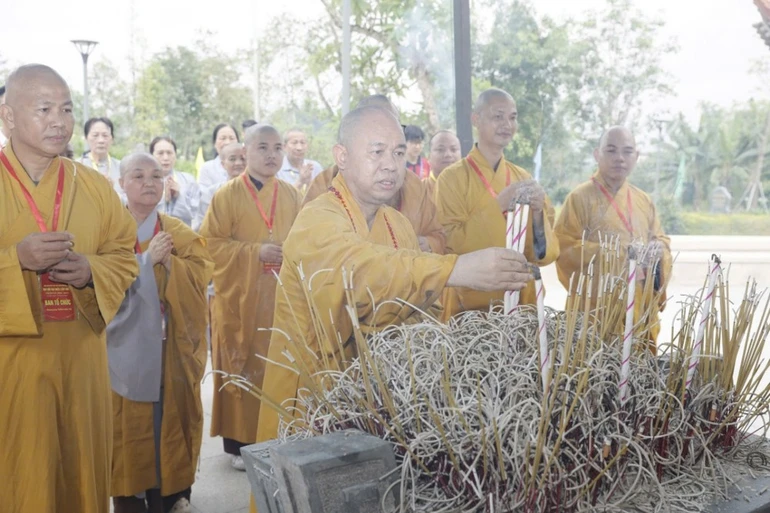 Thượng tọa Thích Đức Thiện dâng hương tưởng niệm các anh hùng, liệt sĩ