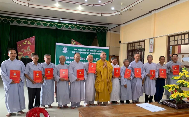  Đại đức Thích Nguyên Nguyệt trao quyết định đến các thành viên Ban Đại diện Phật giáo Đặc khu Phú Quý