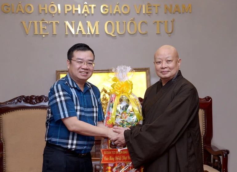 Giám đốc Sở Dân tộc và Tôn giáo TP.HCM Nguyễn Văn Đồng và Hòa thượng Thích Lệ Trang, Trưởng ban Trị sự TP.HCM - Ảnh: Bảo Toàn/BGN