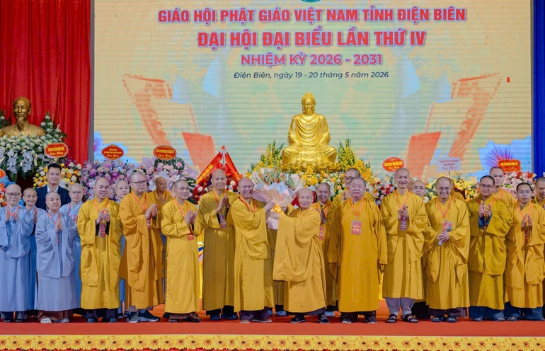 Trưởng lão Hòa thượng Thích Thiện Nhơn tặng hoa chúc mừng Thượng tọa Thích Đức Thiện, tân Trưởng ban Trị sự tỉnh - Ảnh: Đăng Huy