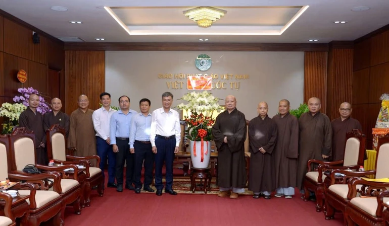 Phái đoàn Cục An ninh nội địa chúc mừng Phật đản đến Ban Trị sự TP.HCM - Ảnh: Bảo Toàn/BGN