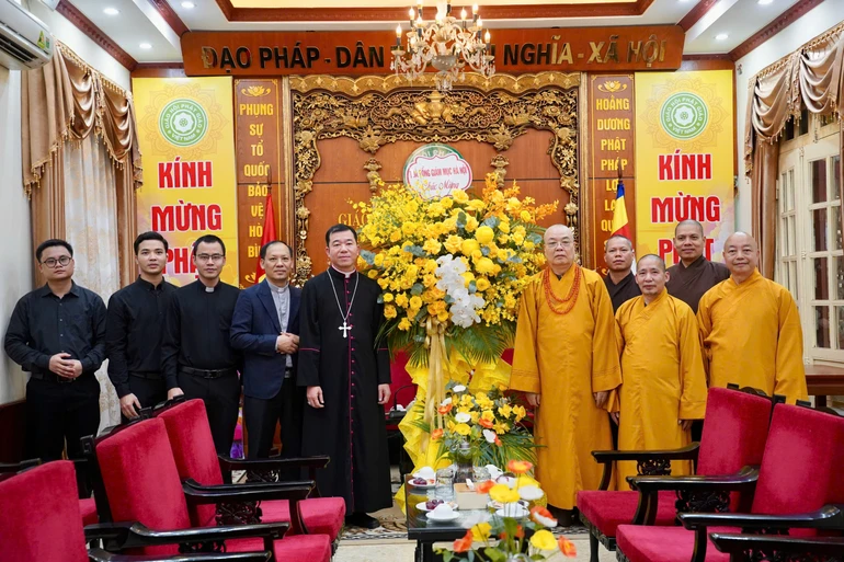 Phái đoàn Tổng Giáo phận Hà Nội chúc mừng Phật đản Phật lịch 2570