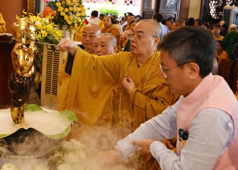 Lễ Tắm Phật tại chùa Yên Phú