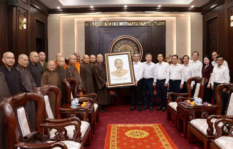 Ban Trị sự TP.HCM tặng bức tranh Bác Hồ lưu niệm đến lãnh đạo Thành ủy TP.HCM - Ảnh: Bảo Toàn/BGN