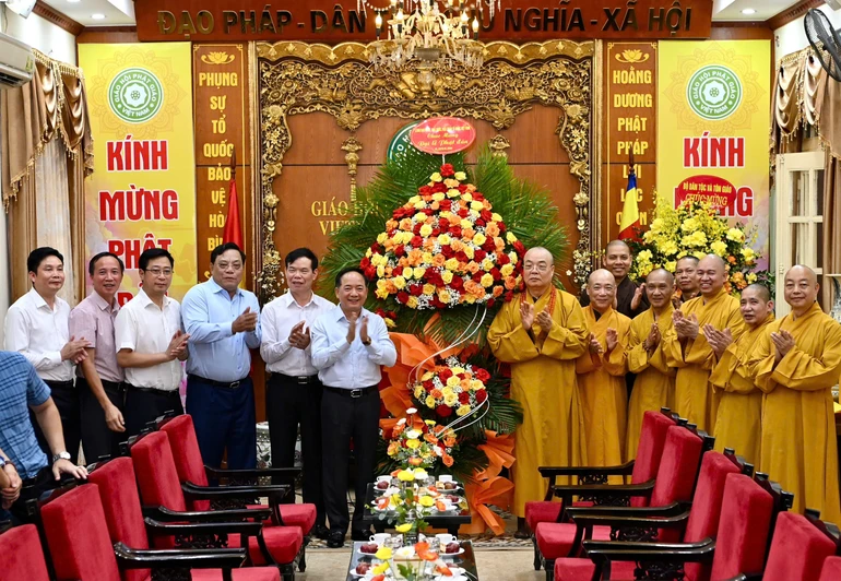 Phái đoàn lãnh đạo Đảng, Nhà nước, Ủy ban Trung ương MTTQVN chúc mừng chư tôn đức Giáo hội nhân Đại lễ Phật đản