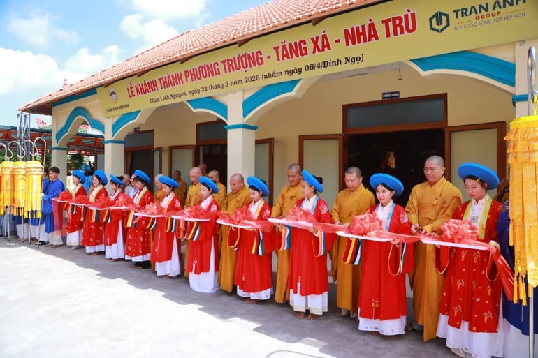 Cắt băng khánh thành các công trình chùa Linh Nguyên