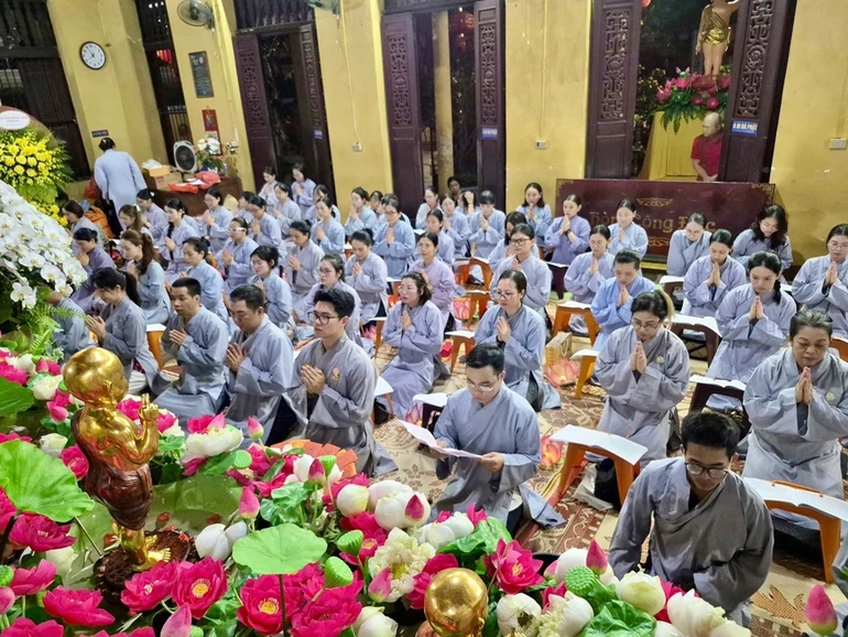 Thành viên Câu lạc bộ Thanh thiếu niên Phật tử chùa Quán Sứ thực hiện thời sám Khánh đản 