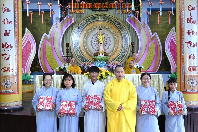 Thượng tọa Thích Thiện Thông trao giải đặc biệt đến các Phật tử