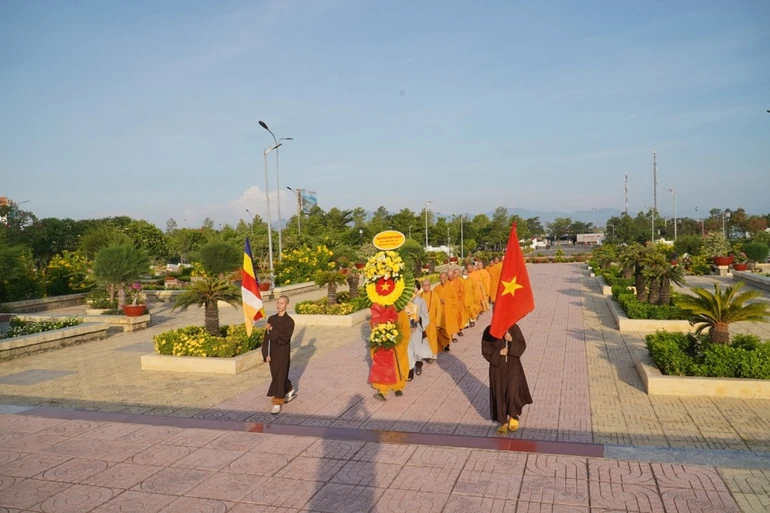 Đoàn Ban Thường trực Ban Trị sự tỉnh dâng hoa tưởng niệm tại Nghĩa trang Liệt sĩ Ninh Thuận 