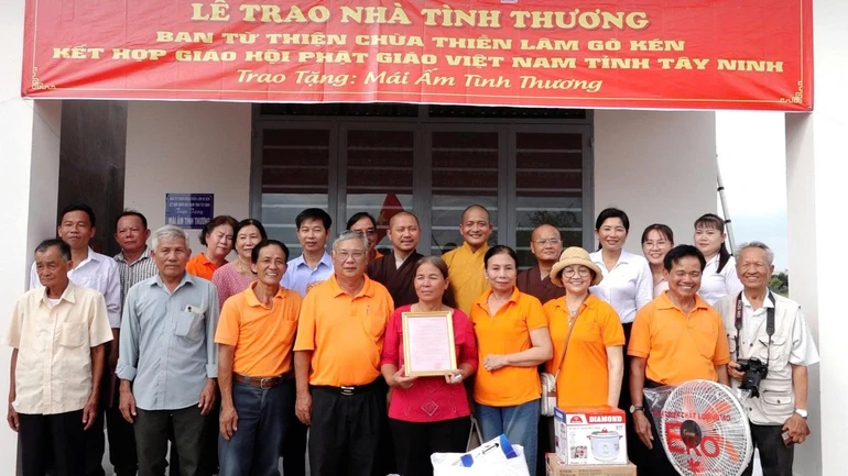 Ban Trị sự GHPGVN tỉnh cùng Ủy ban MTTQVN xã Mỹ Hạnh bàn giao nhà nhà tình thương