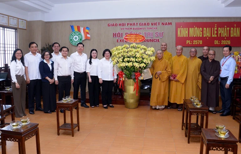 Phái đoàn lãnh đạo Thành ủy TP.HCM cùng các sở, ban, ngành chúc mừng Phật đản đến chư tôn đức Hội đồng Trị sự
