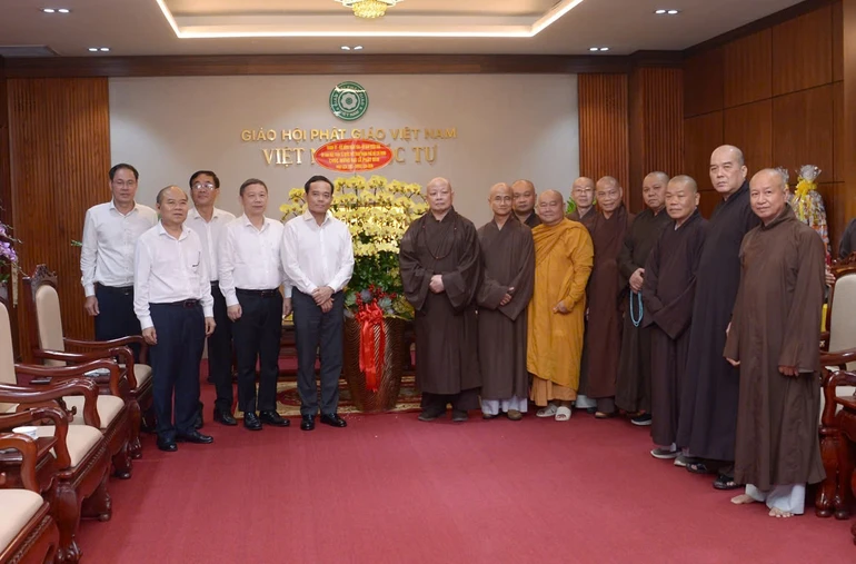 Phái đoàn lãnh đạo Thành phố do Bí thư Thành ủy TP.HCM Trần Lưu Quang dẫn đầu đến thăm và chúc mừng Phật đản đến chư tôn đức Ban Trị sự TP.HCM - Ảnh: Bảo Toàn/BGN