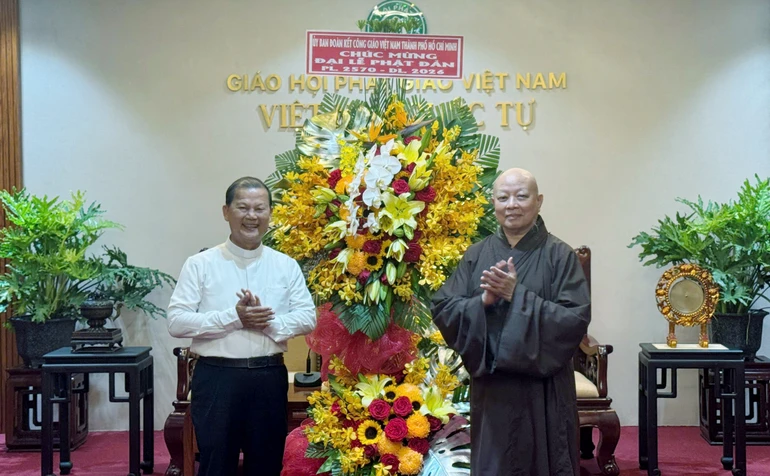 Hòa thượng Thích Lệ Trang tiếp Linh mục Gioan Baotixita Nguyễn Văn Riễn thăm và chúc mừng Phật đản