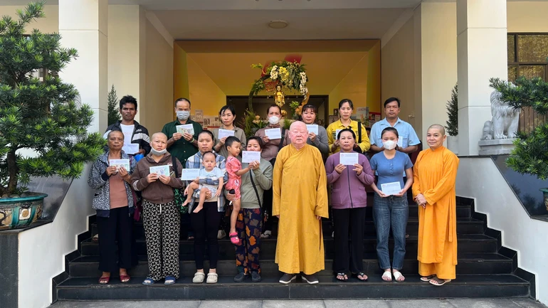 Ban Từ thiện xã hội Báo Giác Ngộ trao tiền của bạn đọc ủng hộ bệnh nhân nghèo
