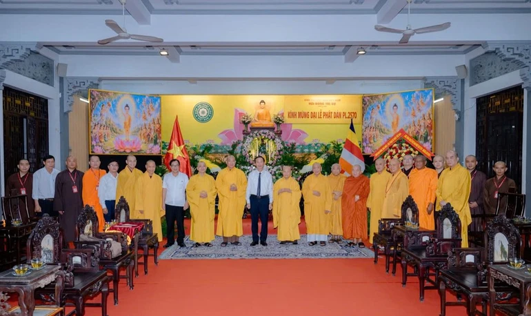  Ban Tôn giáo Chính phủ chúc mừng Phật đản đến Trưởng lão Hòa thượng Chủ tịch Hội đồng Trị sự - Ảnh: Đăng Huy