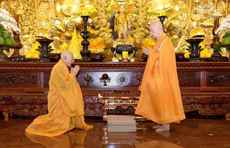 Nhị vị giáo phẩm đối thú tác pháp an cư theo nghi thức Thượng tọa - Ảnh: Bảo Toàn/BGN