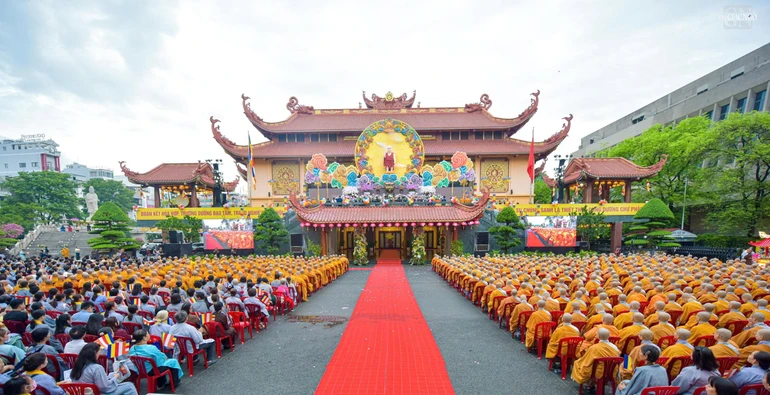 Quang cảnh Đại lễ Phật đản vào sáng nay, rằm tháng Tư năm Bính Ngọ tại Việt Nam Quốc Tự - Ảnh: Quảng Đạo/BGN