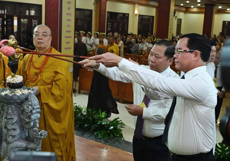  Trưởng lão Hòa thượng Thích Thanh Nhiễu hướng dẫn các vị lãnh đạo các cơ quan thực hiện nghi thức Tắm Phật