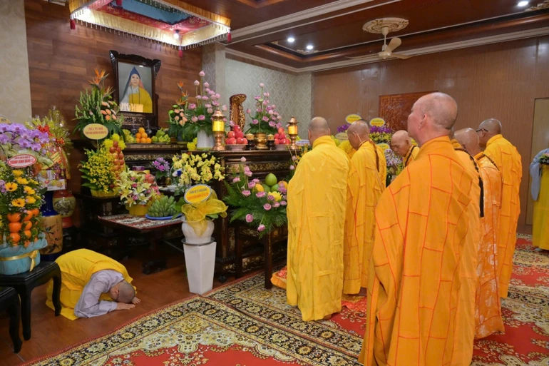 Chư tôn đức thắp hương tưởng niệm Ni trưởng Thích nữ Đàm Minh