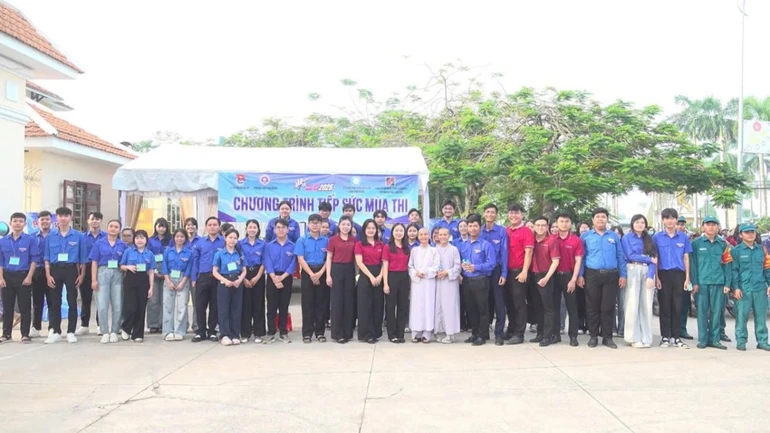 Các Sư cô chùa Tân Phước cùng các thanh niên tình nguyện hỗ trợ cho học sinh
