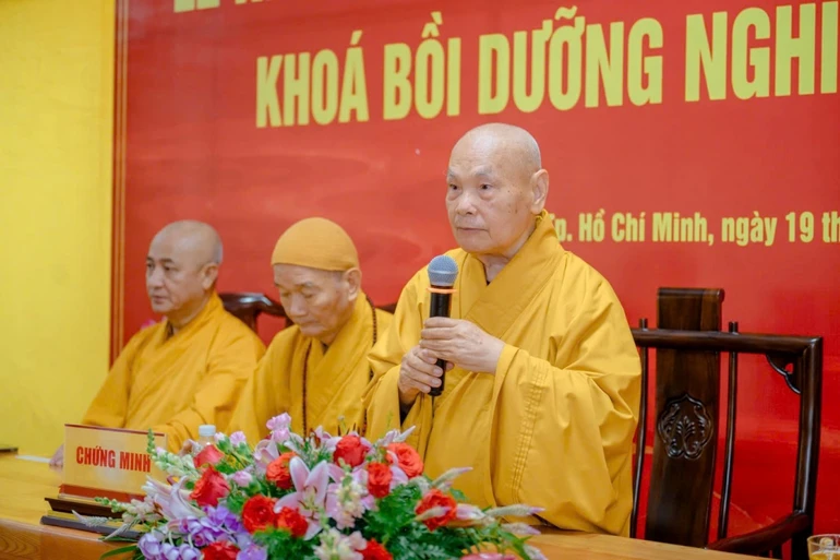 Trưởng lão Hòa thượng Thích Thiện Nhơn ban đạo từ khuyến tấn chư hành giả an cư - Ảnh: Đăng Huy