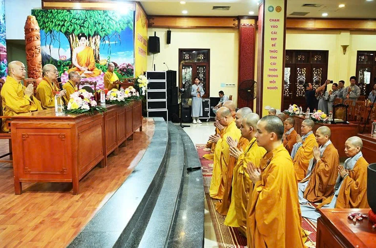 Chư hành giả trường hạ tùng lâm Quán Sứ đảnh lễ chư tôn đức chứng minh lễ khai pháp