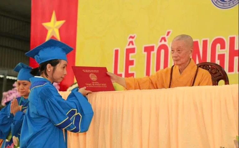 Đại lão Hòa thượng Viện trưởng trao Bằng tốt nghiệp cho học viên Cử nhân Phật học hệ Đào tạo từ xa - Ảnh: Phùng Anh Quốc
