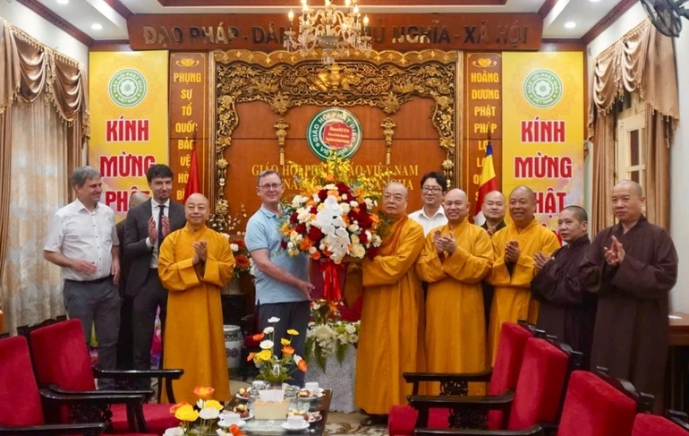 Phó Chủ tịch Quốc hội Cộng hòa Liên bang Đức Bodo Ramelow tặng hoa đến Trưởng lão Hòa thượng Thích Thanh Nhiễu nhân chuyến thăm