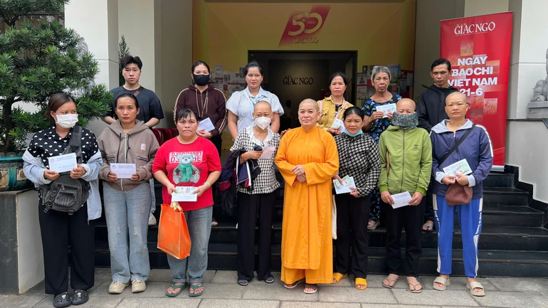 Ni sư Thích nữ Thông Liên trao tiền của bạn đọc Báo Giác Ngộ đến bệnh nhân có hoàn cảnh khó khăn
