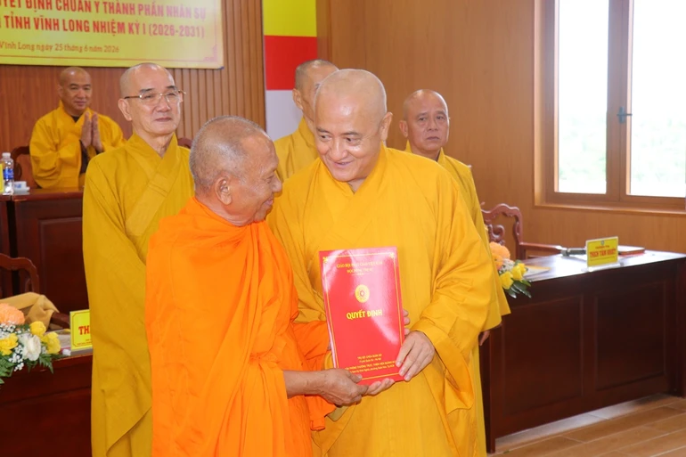 Hòa thượng Thích Huệ Thông trao quyết định Trưởng ban Trị sự tỉnh Vĩnh Long đến Hòa thượng Thạch Sok Xane