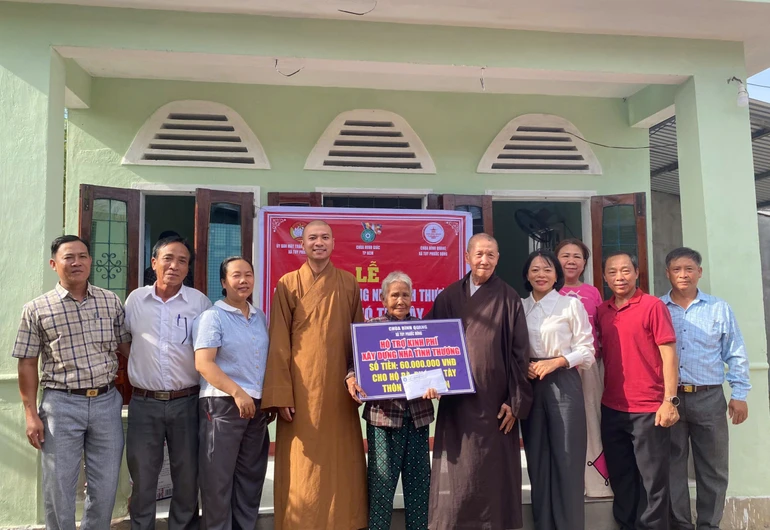 Đại diện chùa Minh Giác và địa phương bàn giao nhà tình thương đến bà Phó Thị Tây