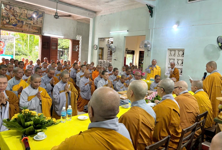 Ni sư Thích nữ Như Minh, đại diện đoàn đọc chúc thư của Ni trưởng Thích nữ Nhật Khương đến chư hành giả chùa Bình Quang, tỉnh Đắk Lắk