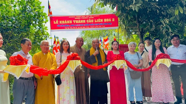  Ban Từ thiện xã hội Báo Giác Ngộ cắt băng khánh thành cầu bê-tông tại ấp Xây Đá B, thuộc xã Hồ Đắc Kiện