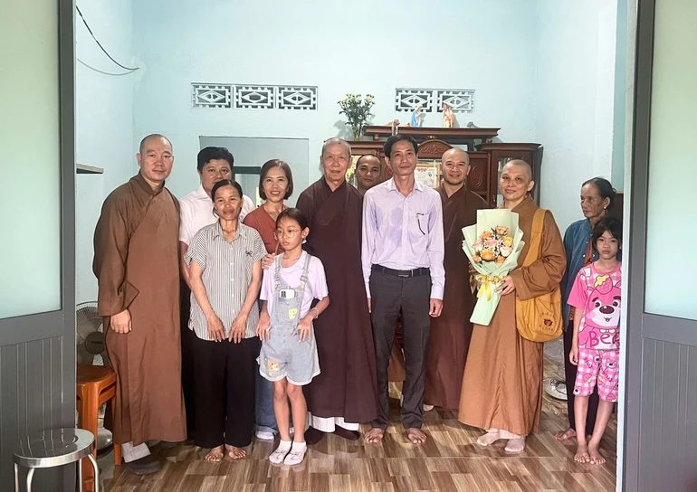 Đoàn bàn giao nhà đến gia đình bà Nguyễn Thị Thảo, xã Hàm Tân