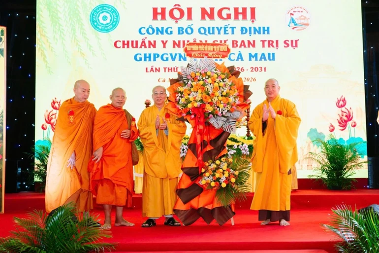 Đại diện Ban Thường trực Hội đồng Trị sự tặng hoa chúc mừng hội nghị