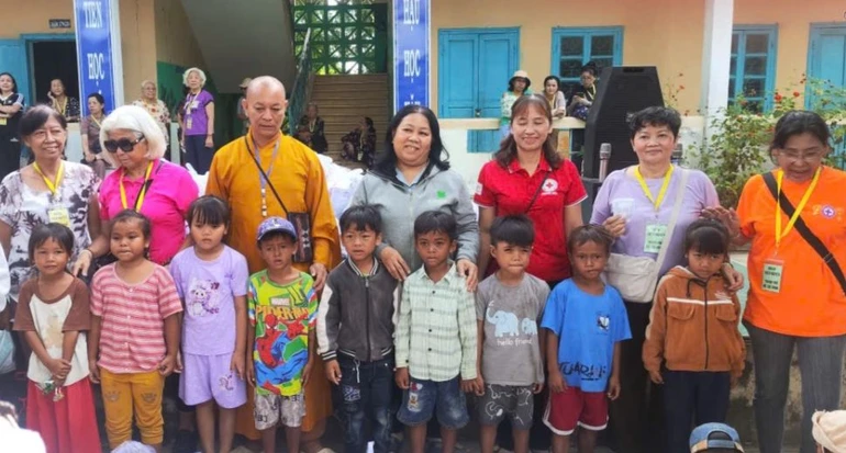 Đoàn từ thiện với các em thiếu nhi Raglay