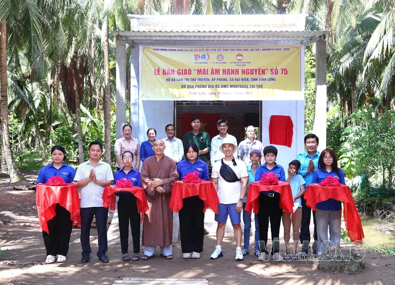 Cắt băng khánh thành căn nhà Mái ấm Hạnh Nguyện đến gia đình bà Lâm Thị Thu Truyền