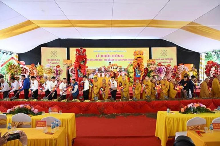 Chư tôn đức và quý khách thực hiện nghi thức khởi công xây dựng chùa Tân Bảo - Trụ sở Ban Trị sự tỉnh