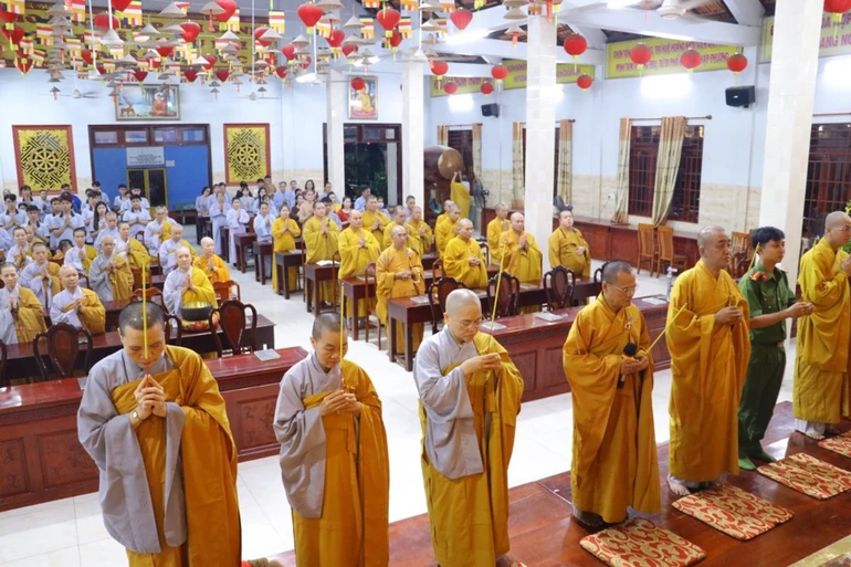 Chư Tăng Ni và đại diện các cơ quan dâng hương tưởng niệm anh hùng, liệt sĩ